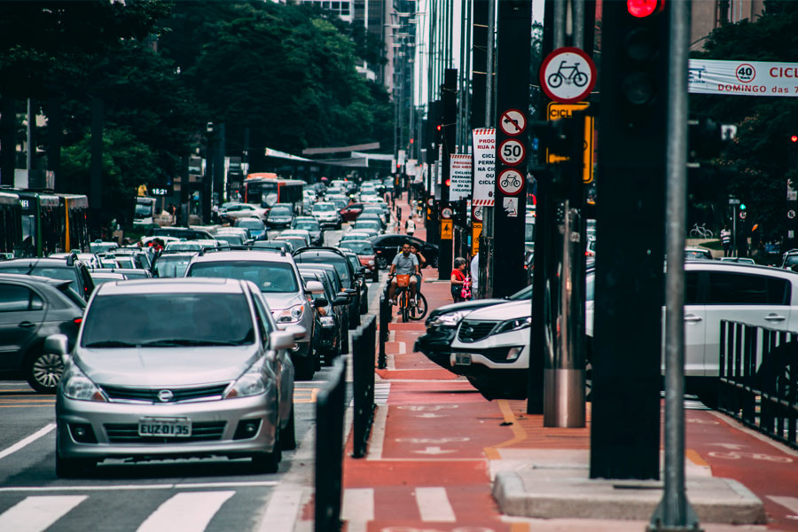 rua-com-carros-no-brasil